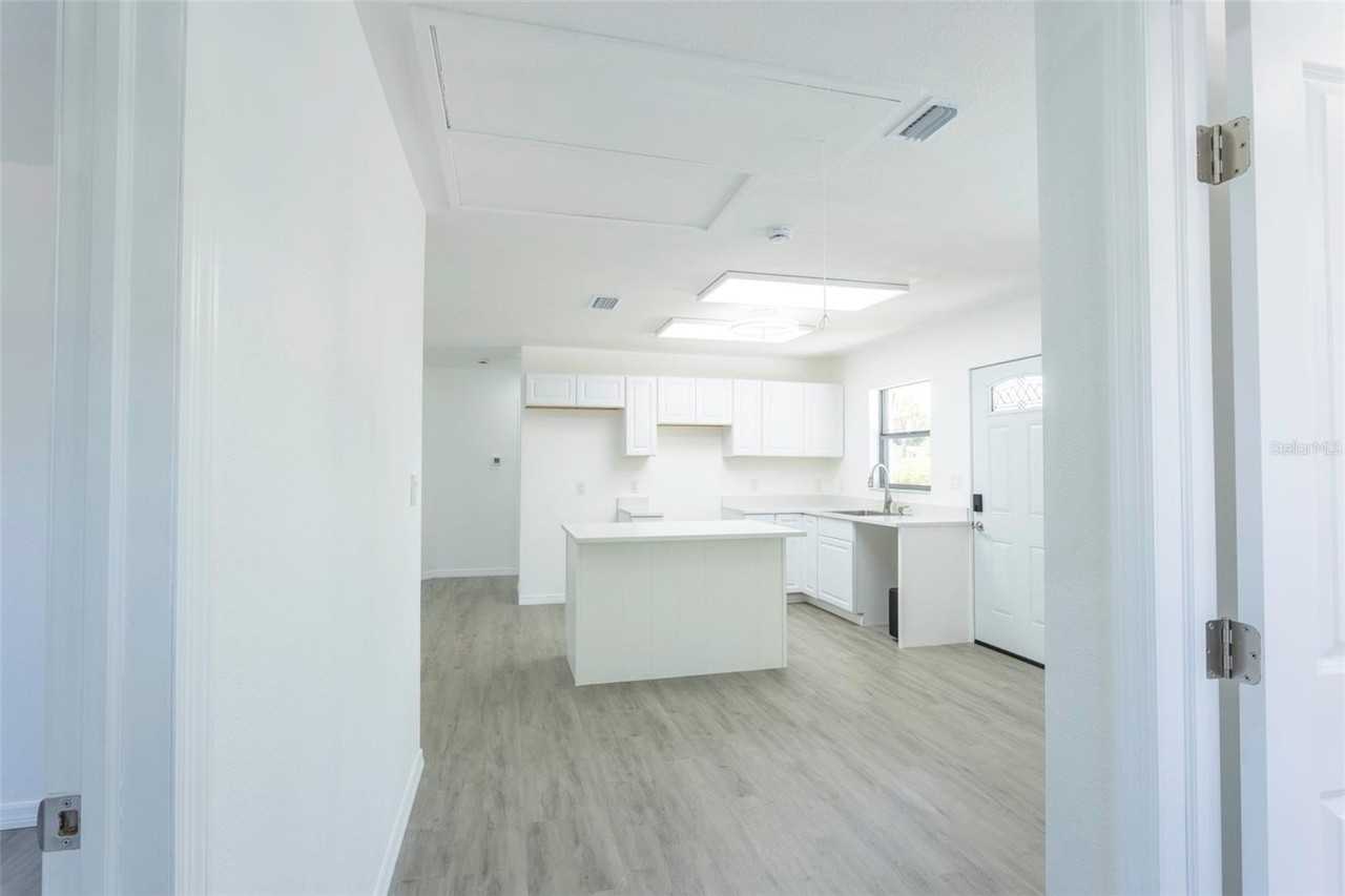 14820 Atlantic Ave - Photo 7 of 36