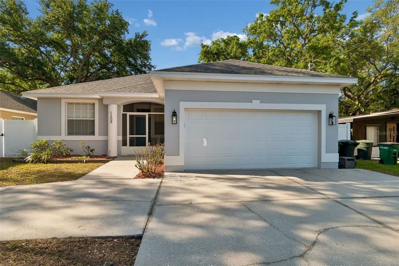 1208 Dr M L King Jr St N - Photo 3 of 50