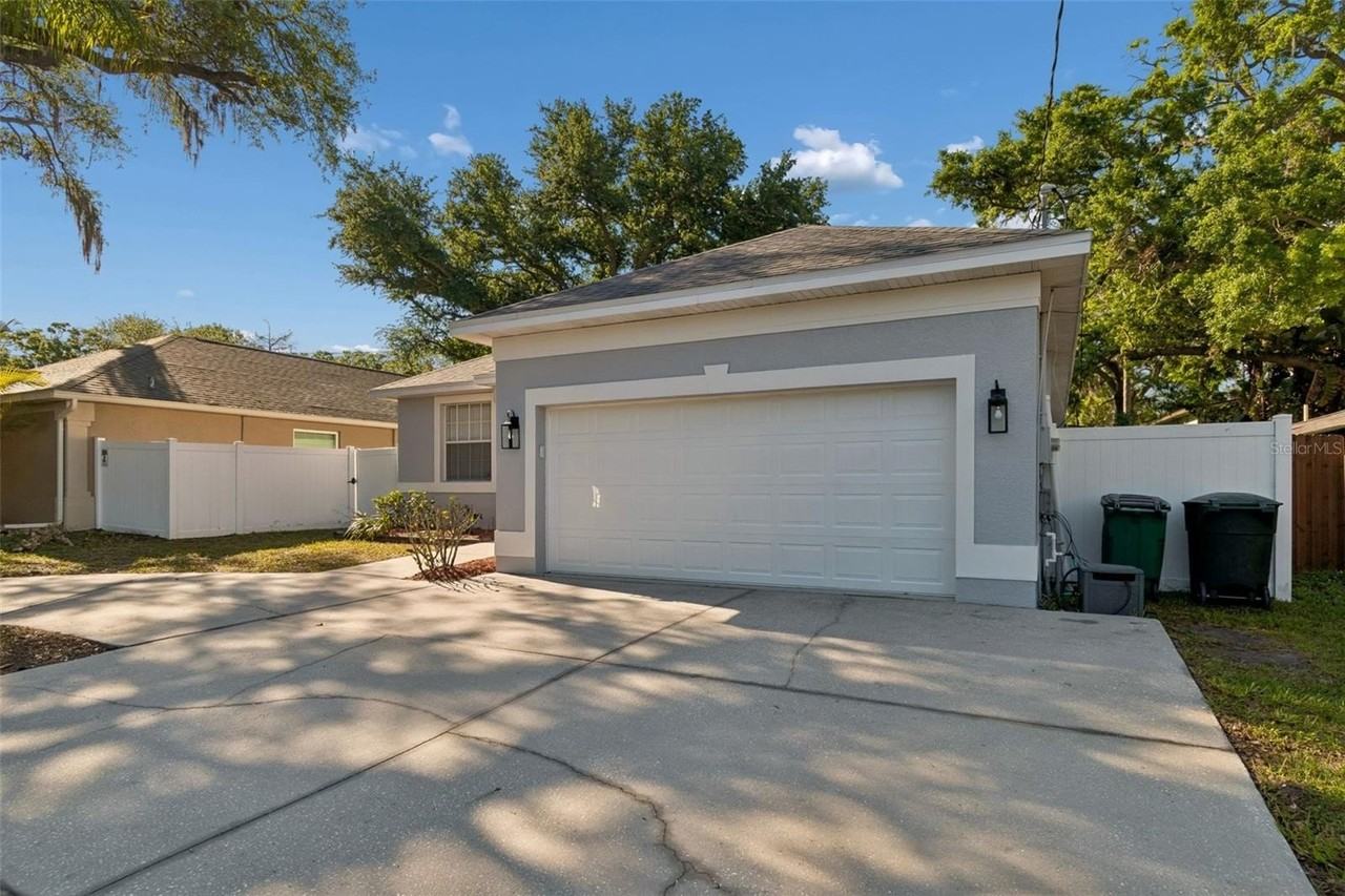 1208 Dr M L King Jr St N - Photo 4 of 50