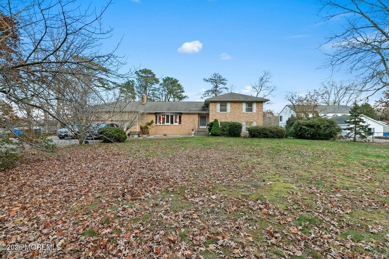 399 Golfview Dr - Photo 2 of 29