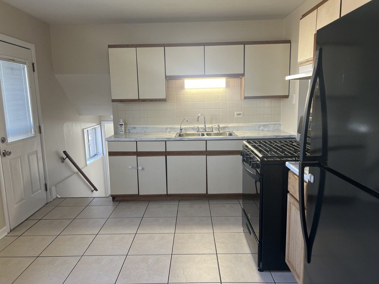 319 Gentry St - Photo 4 of 11