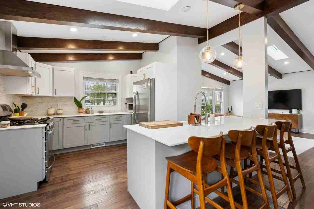 1181 Sherwood Rd - Photo 4 of 21