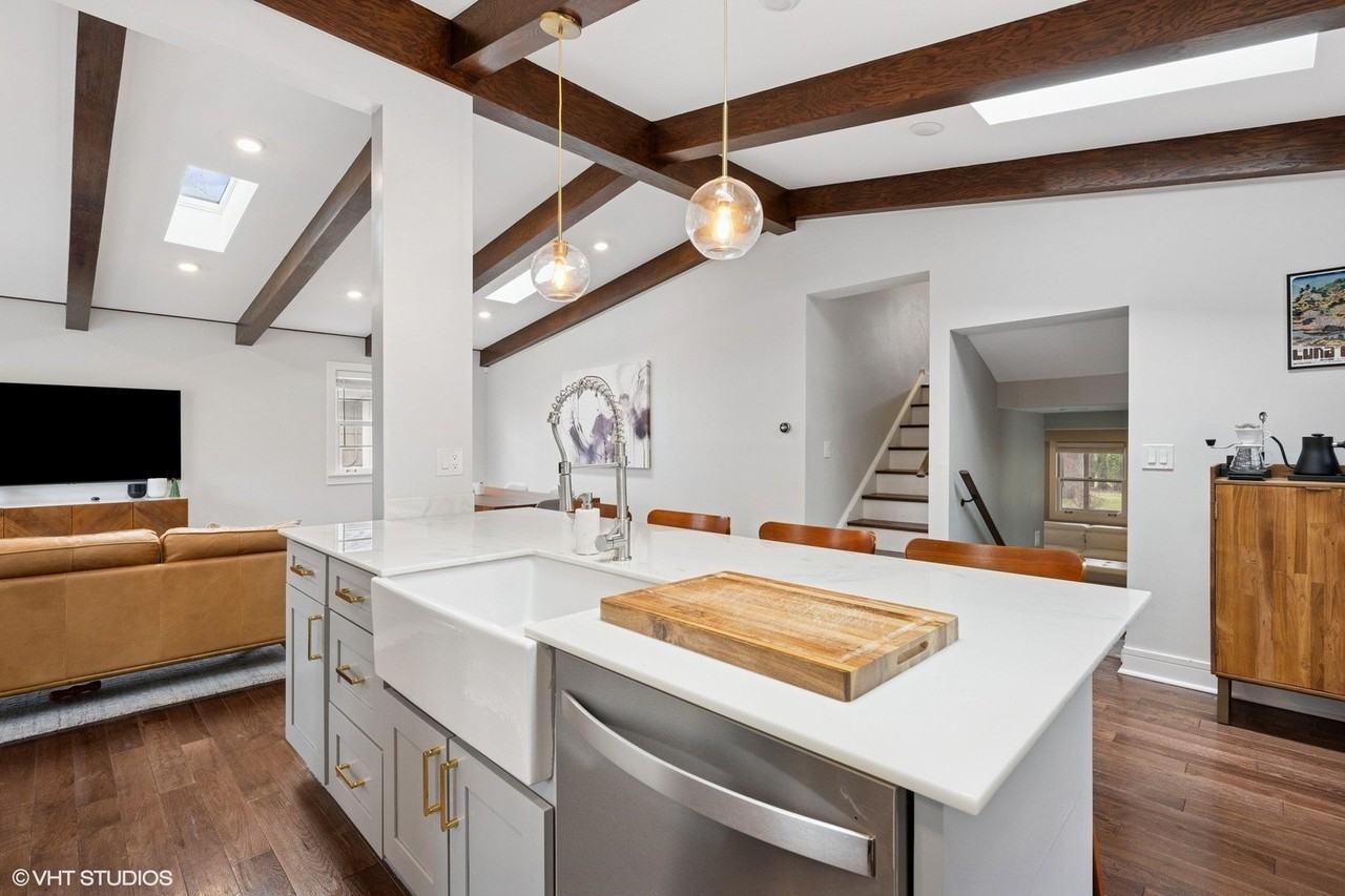 1181 Sherwood Rd - Photo 5 of 21