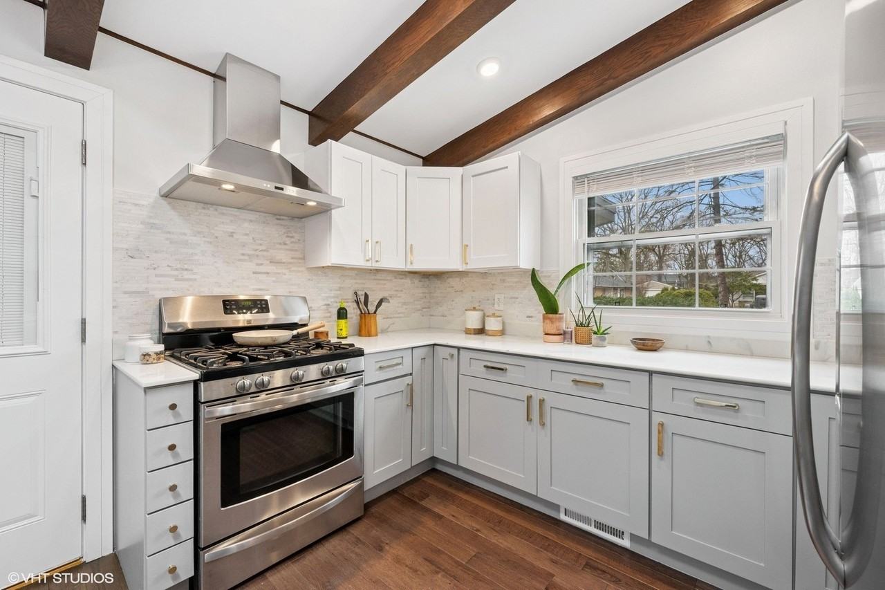 1181 Sherwood Rd - Photo 6 of 21