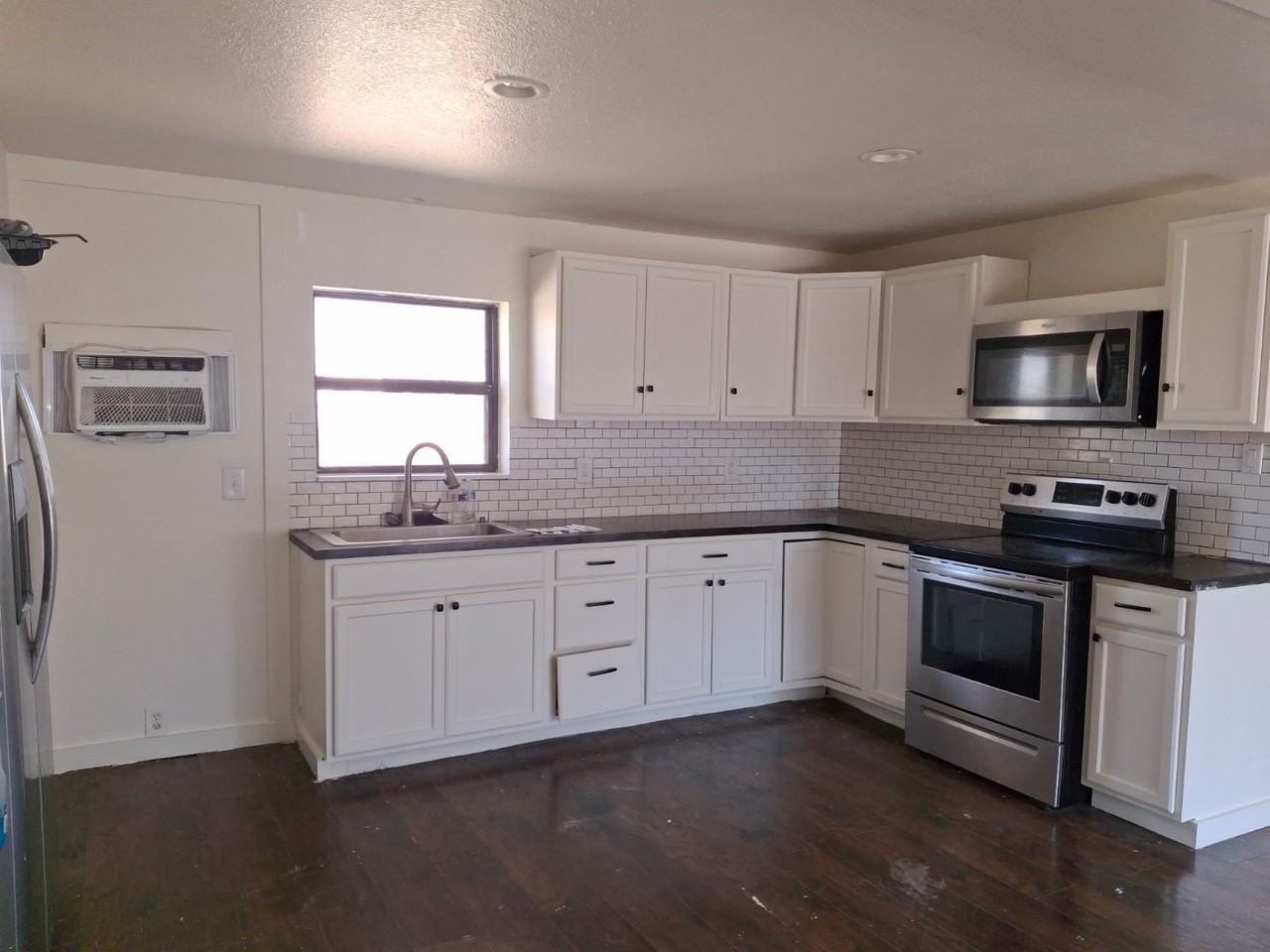 603 E 10th St #1 - Photo 2 of 7