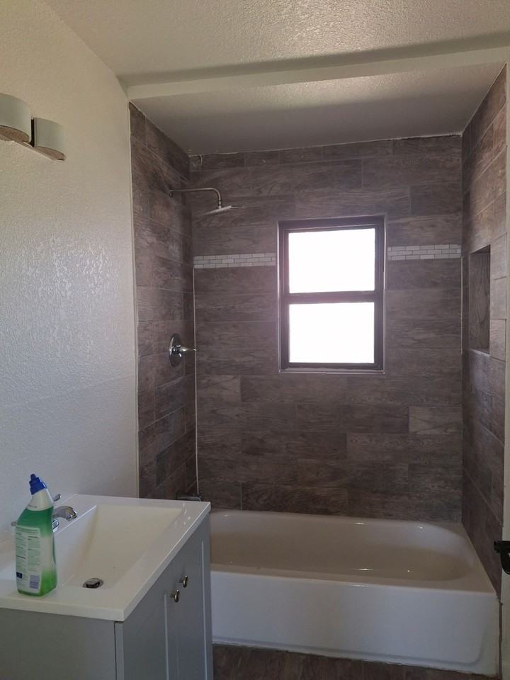 603 E 10th St #1 - Photo 5 of 7