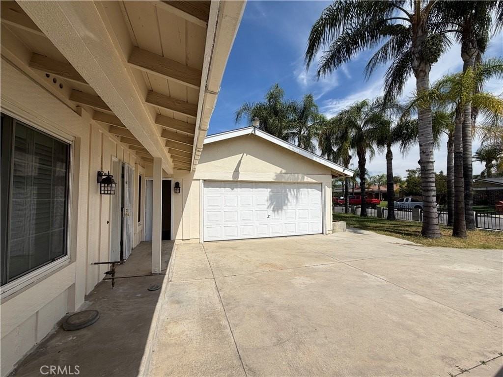 1620 S Cypress Ave - Photo 2 of 23