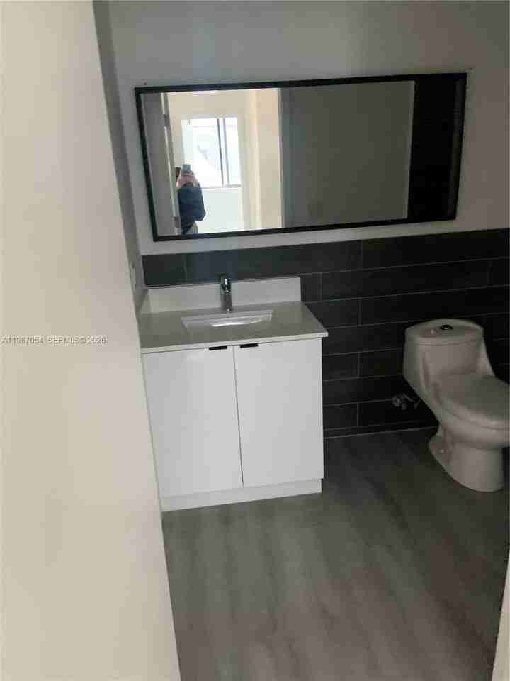 853 E 24th St #304 - Photo 2 of 11