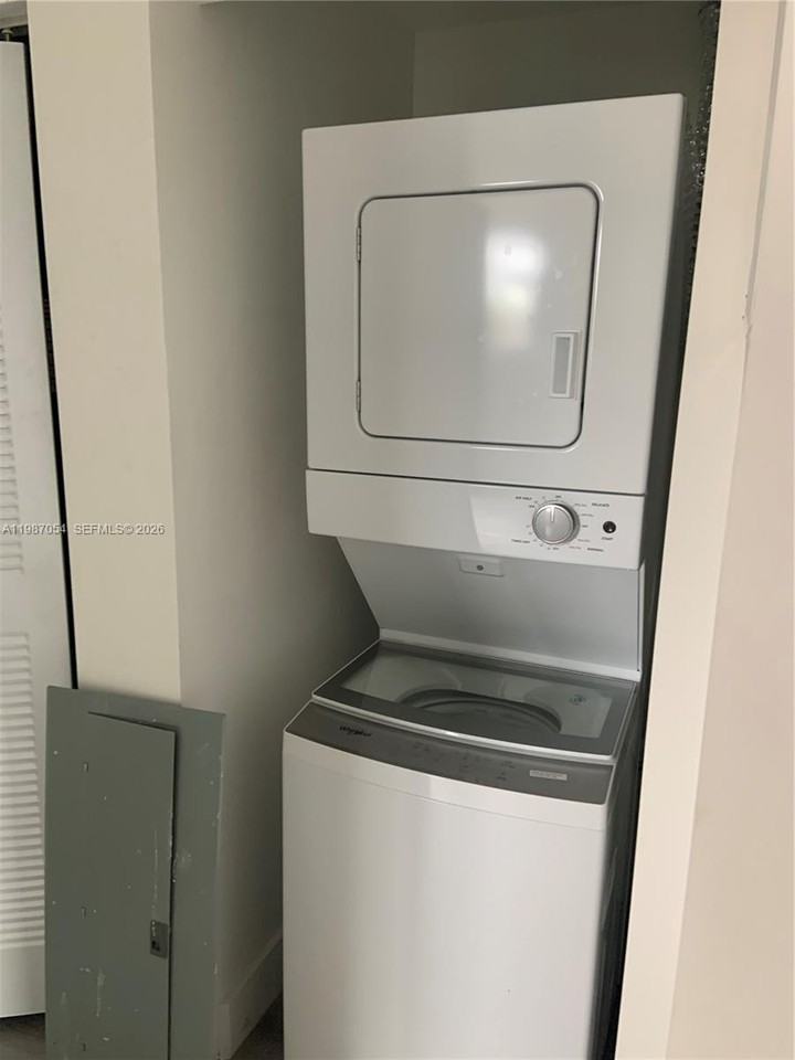 853 E 24th St #304 - Photo 4 of 11