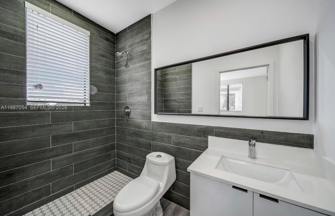 853 E 24th St #304 - Photo 5 of 11