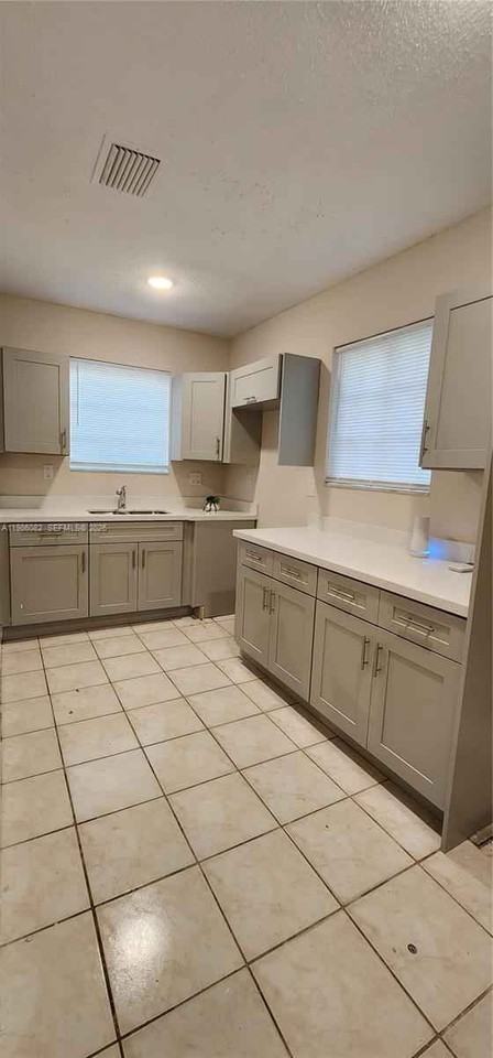 800 Sw 10th Ave #810 - Photo 2 of 21