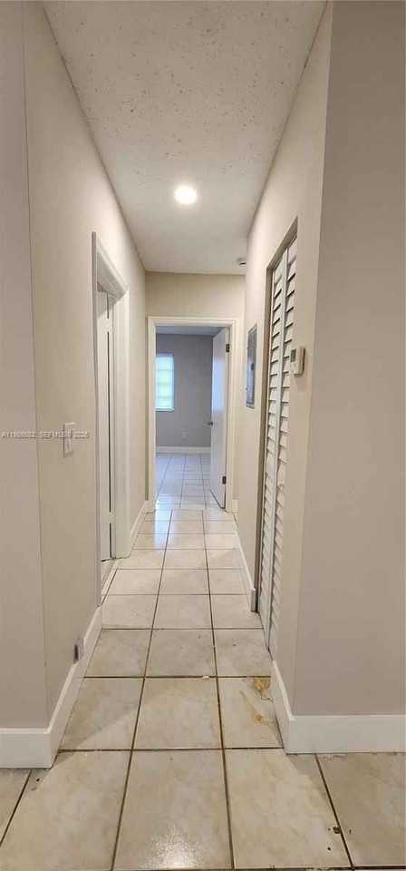 800 Sw 10th Ave #810 - Photo 3 of 21