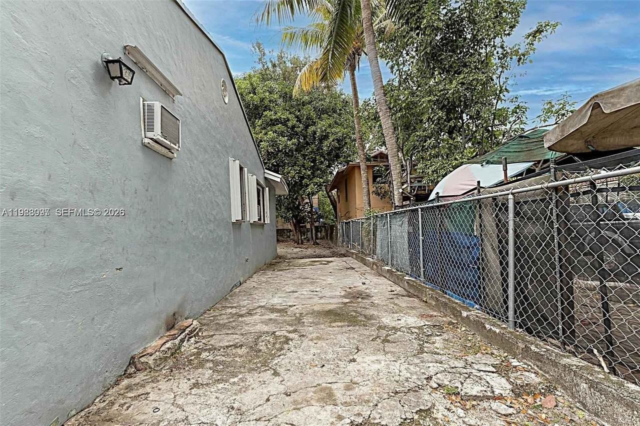 259 Ne 56th St - Photo 2 of 14