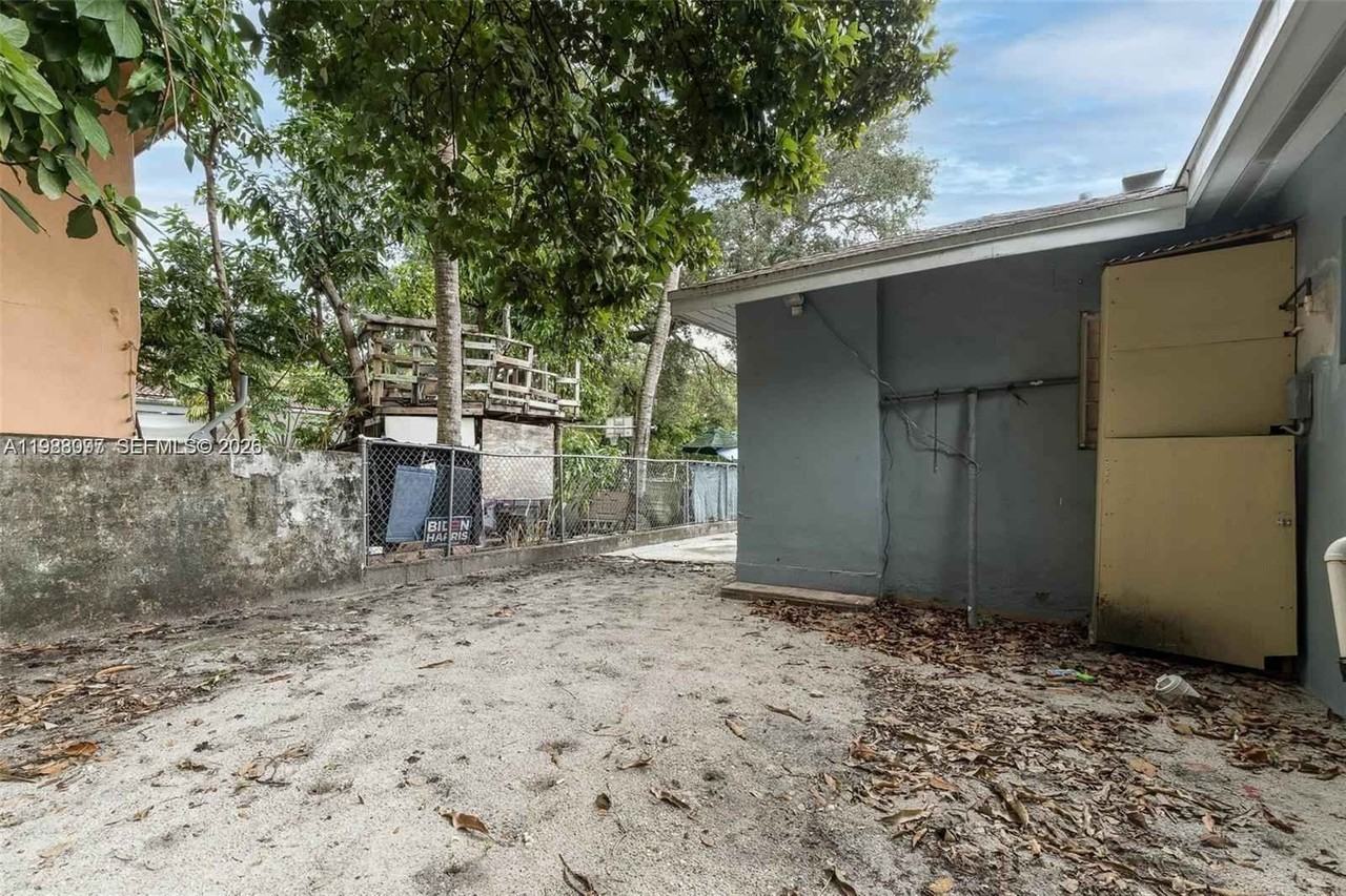 259 Ne 56th St - Photo 3 of 14