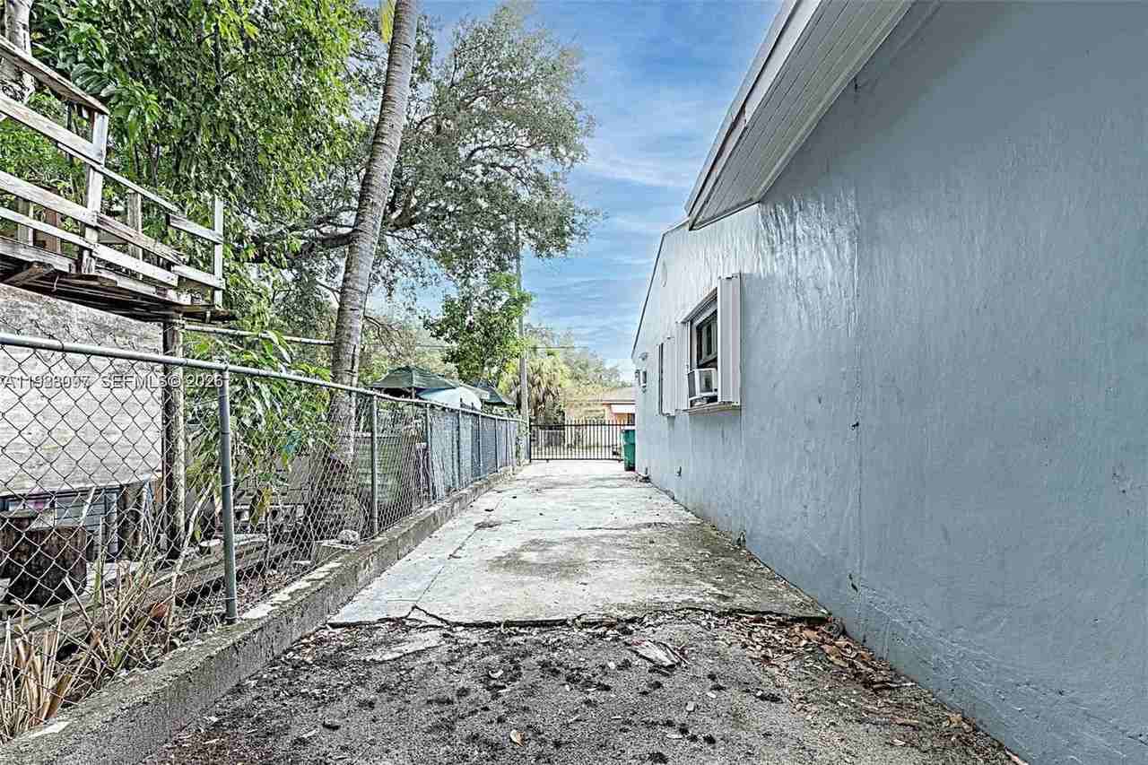 259 Ne 56th St - Photo 4 of 14