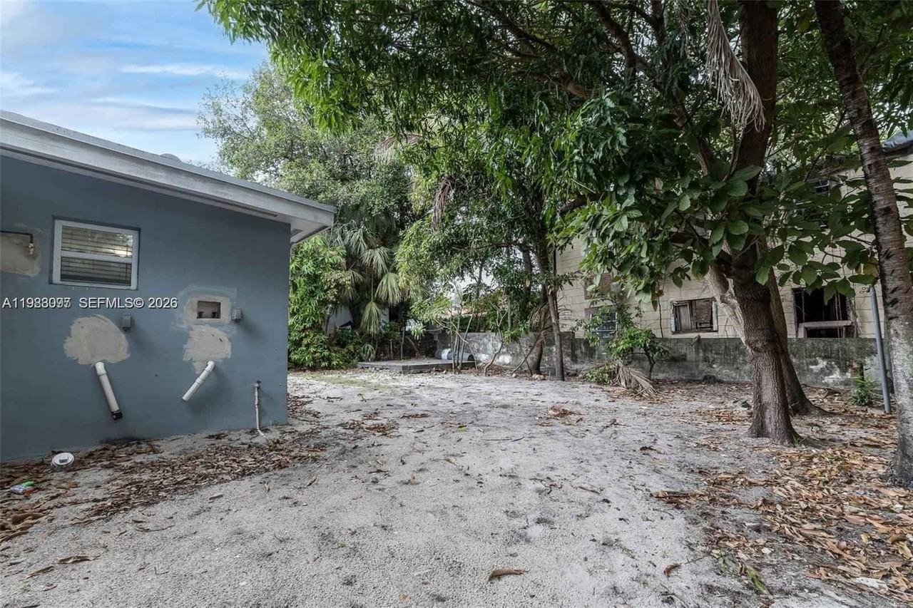 259 Ne 56th St - Photo 5 of 14