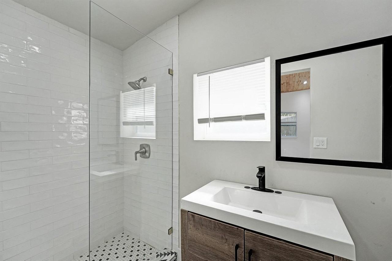 8229 Nw 1st Pl - Photo 4 of 12