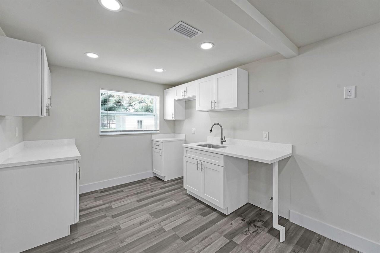 8229 Nw 1st Pl - Photo 5 of 12