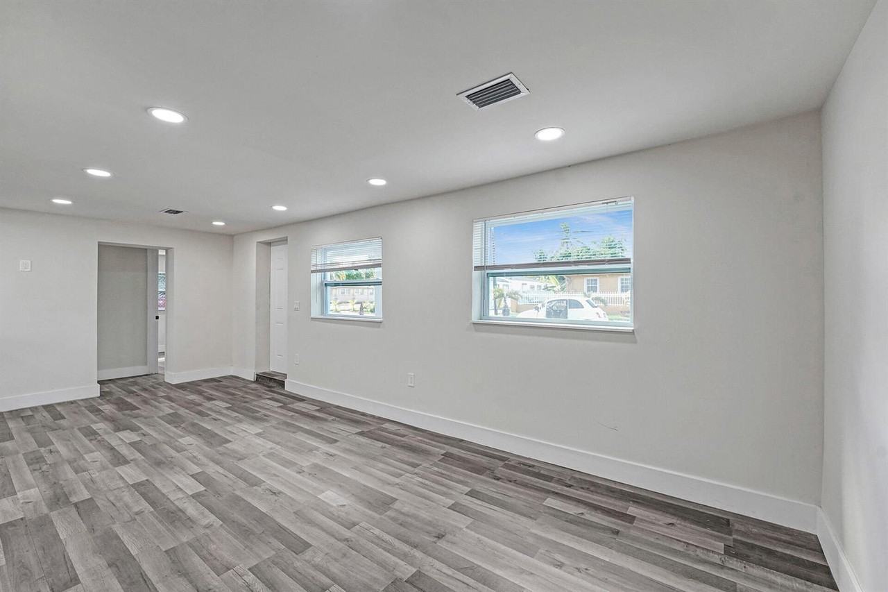 8229 Nw 1st Pl - Photo 7 of 12