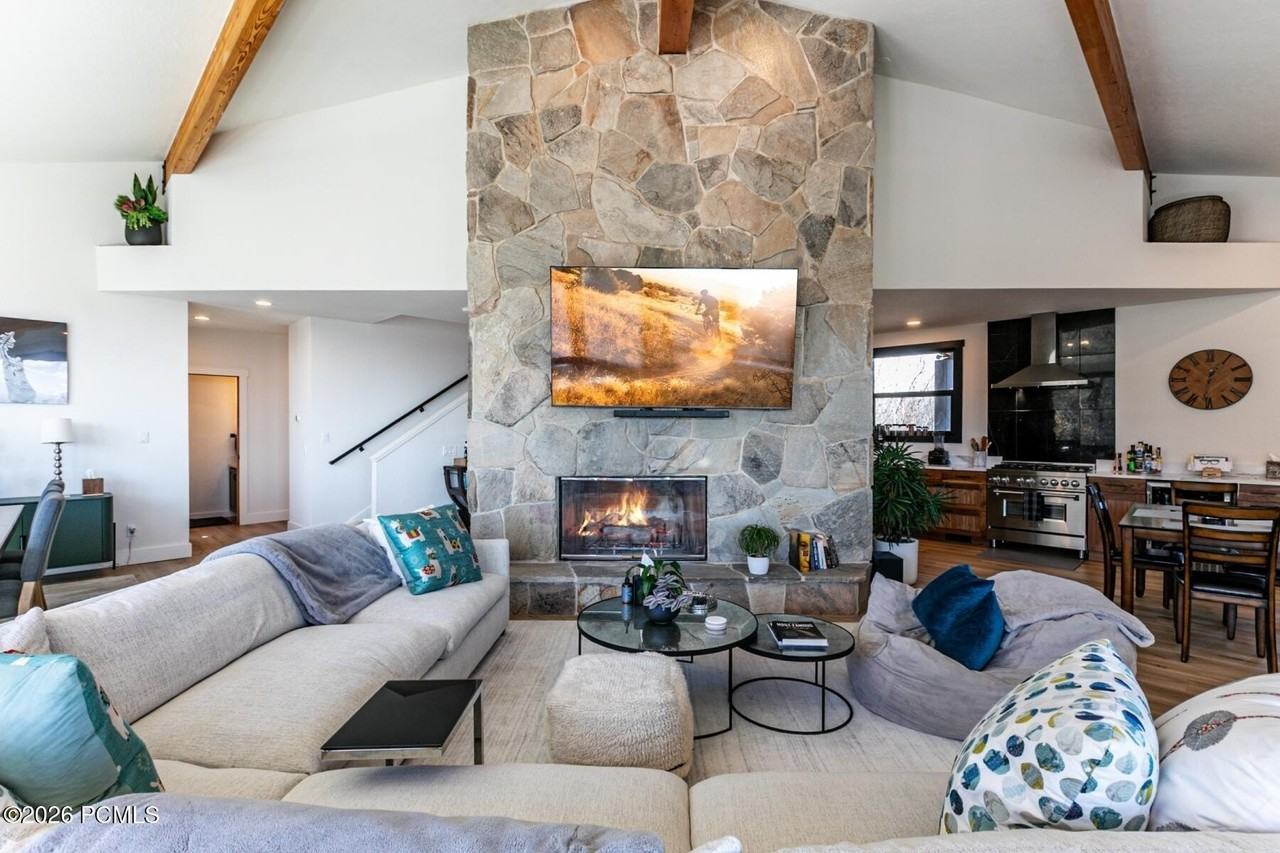 7089 Pinecrest - Photo 2 of 50