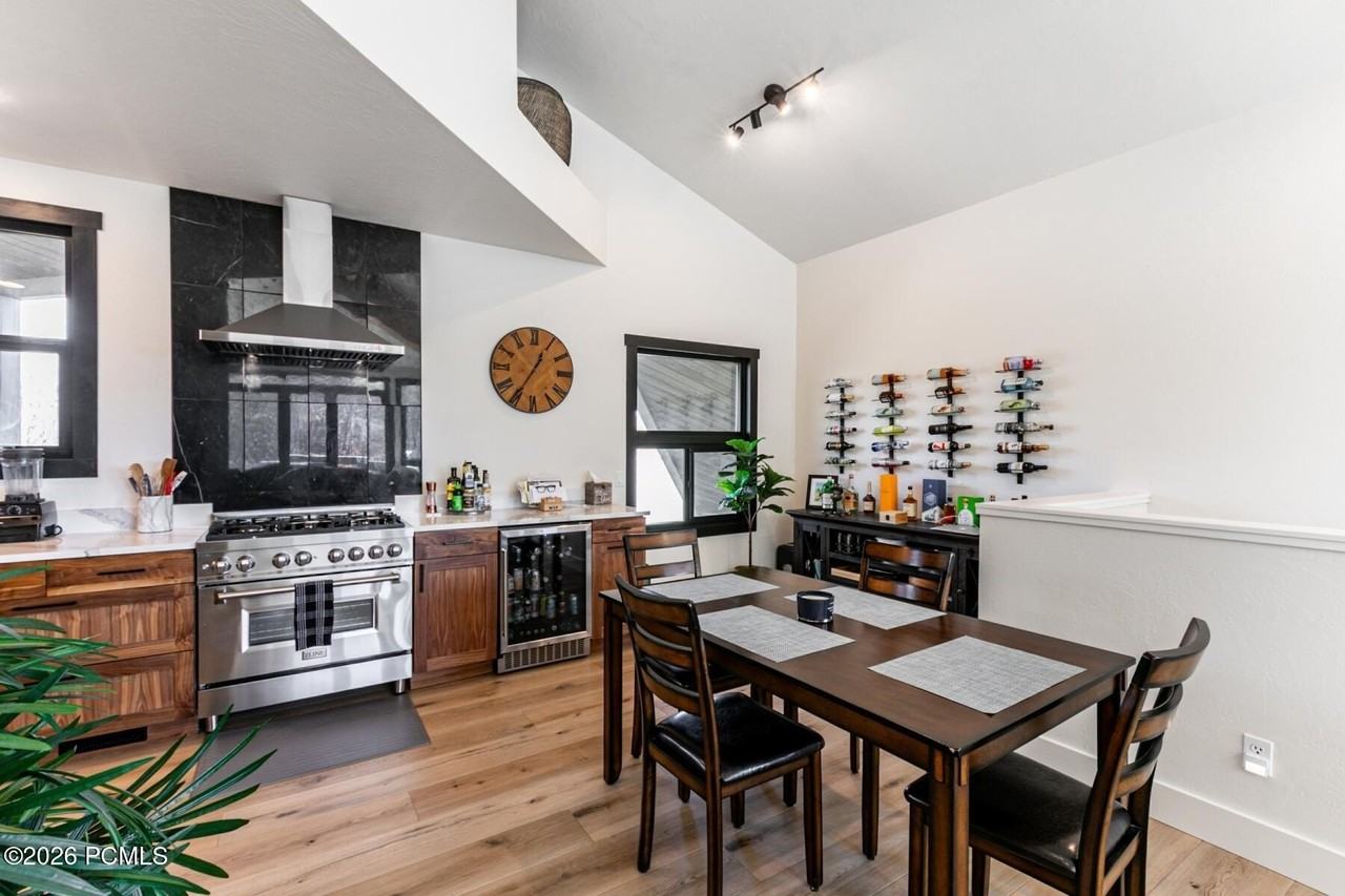 7089 Pinecrest - Photo 3 of 50