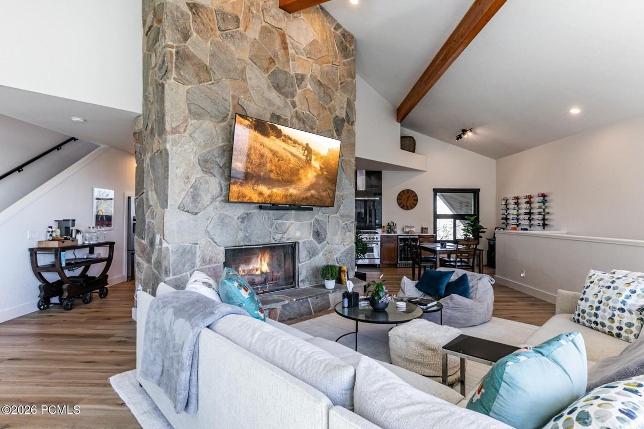 7089 Pinecrest - Photo 4 of 50