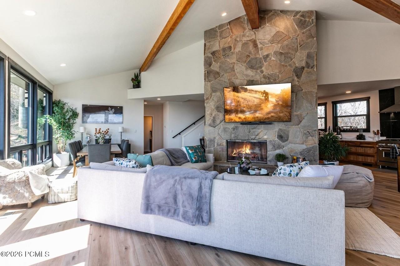 7089 Pinecrest - Photo 5 of 50