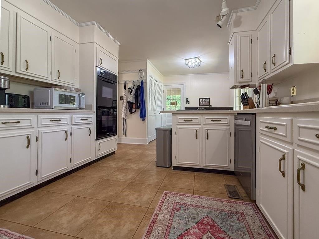 Hillsborough Dr - Photo 4 of 7