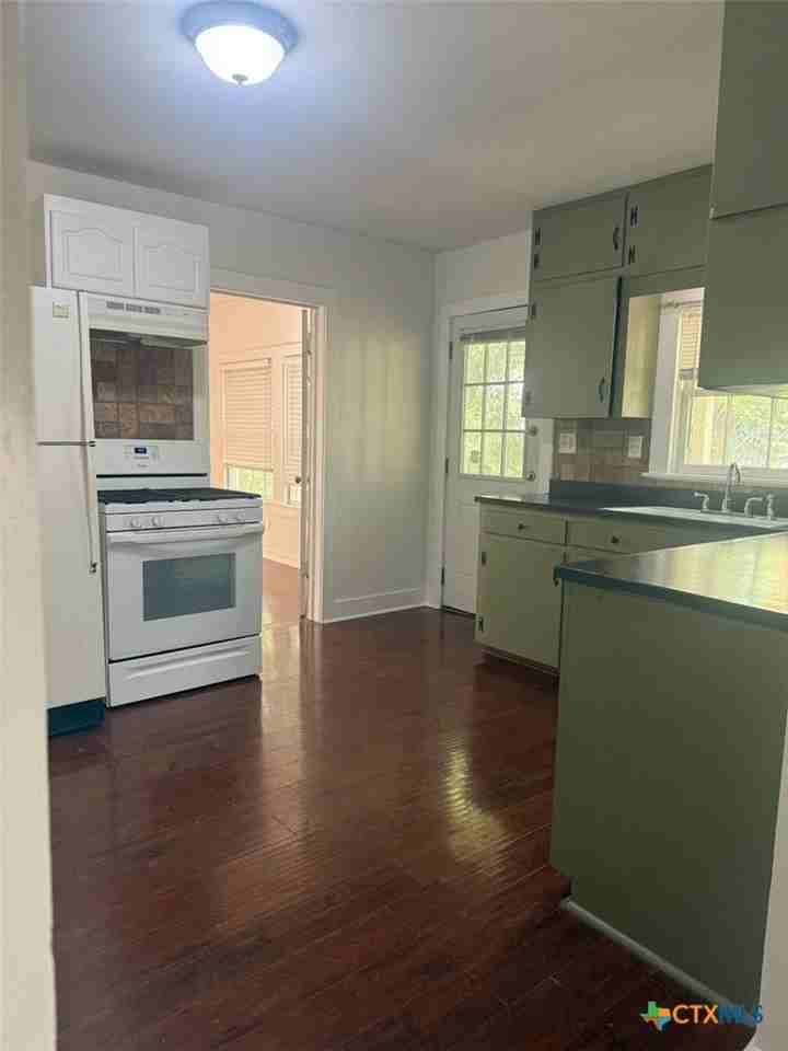 724 N Beal St - Photo 3 of 12