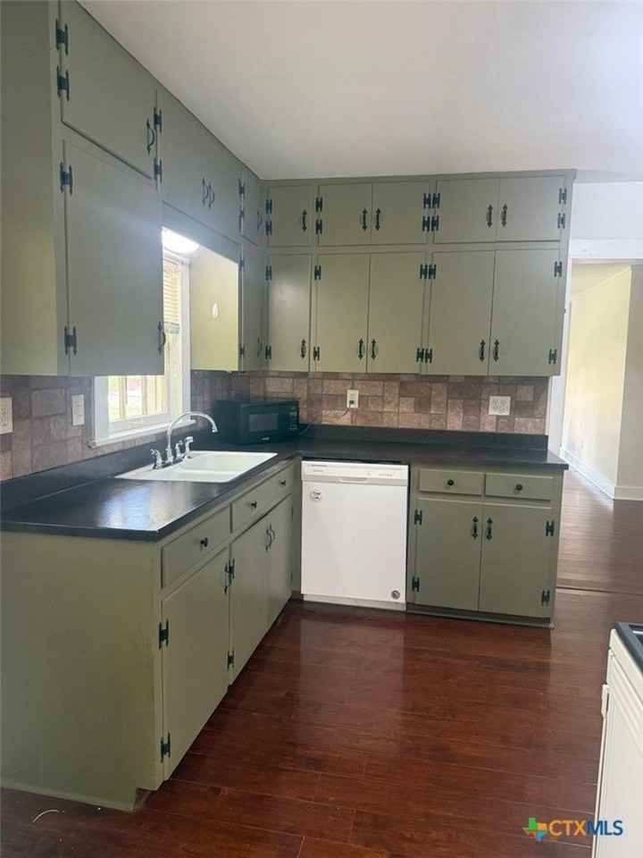 724 N Beal St - Photo 4 of 12