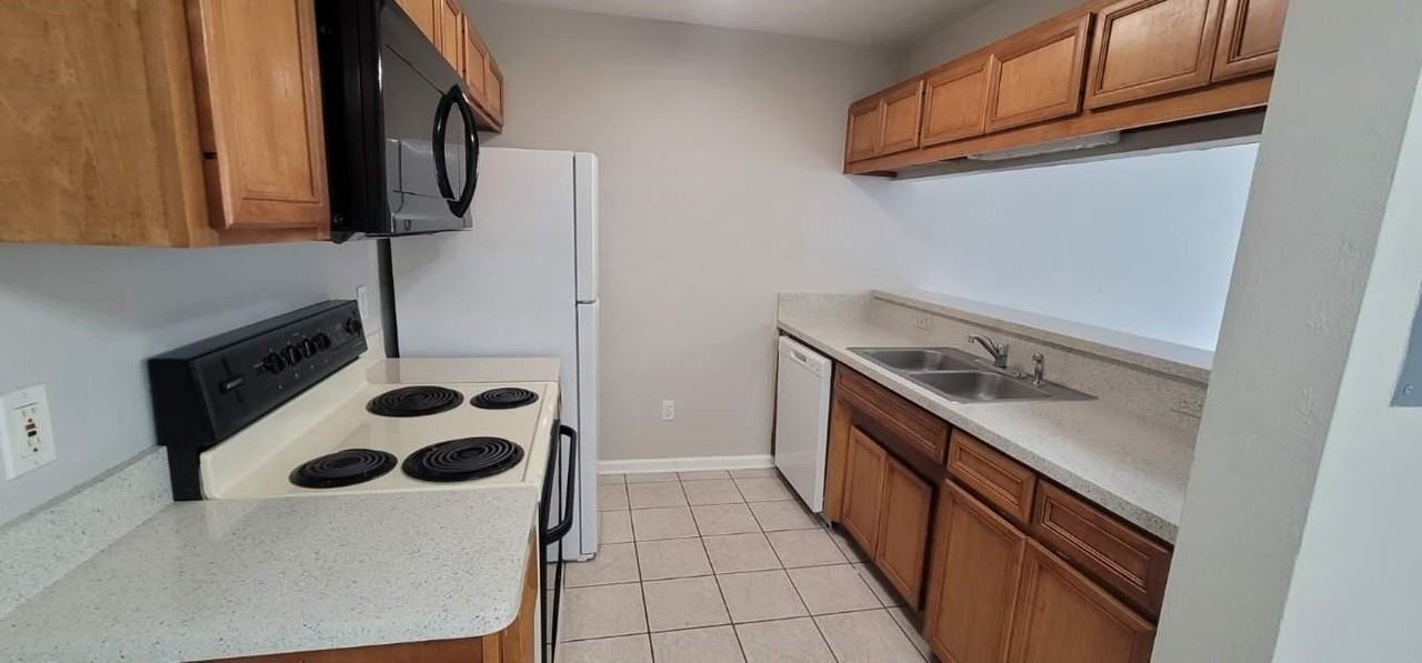 2525 Hartsfield Rd #8 - Photo 6 of 15