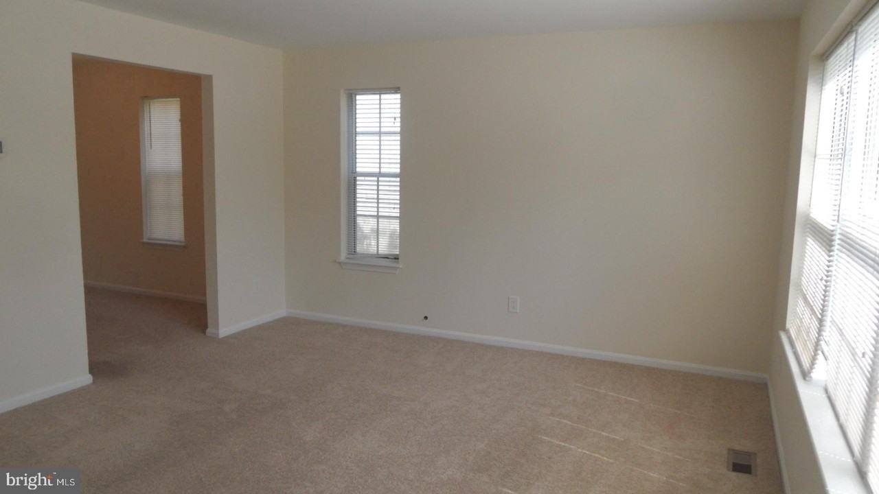 475 Crisfield Dr - Photo 4 of 17