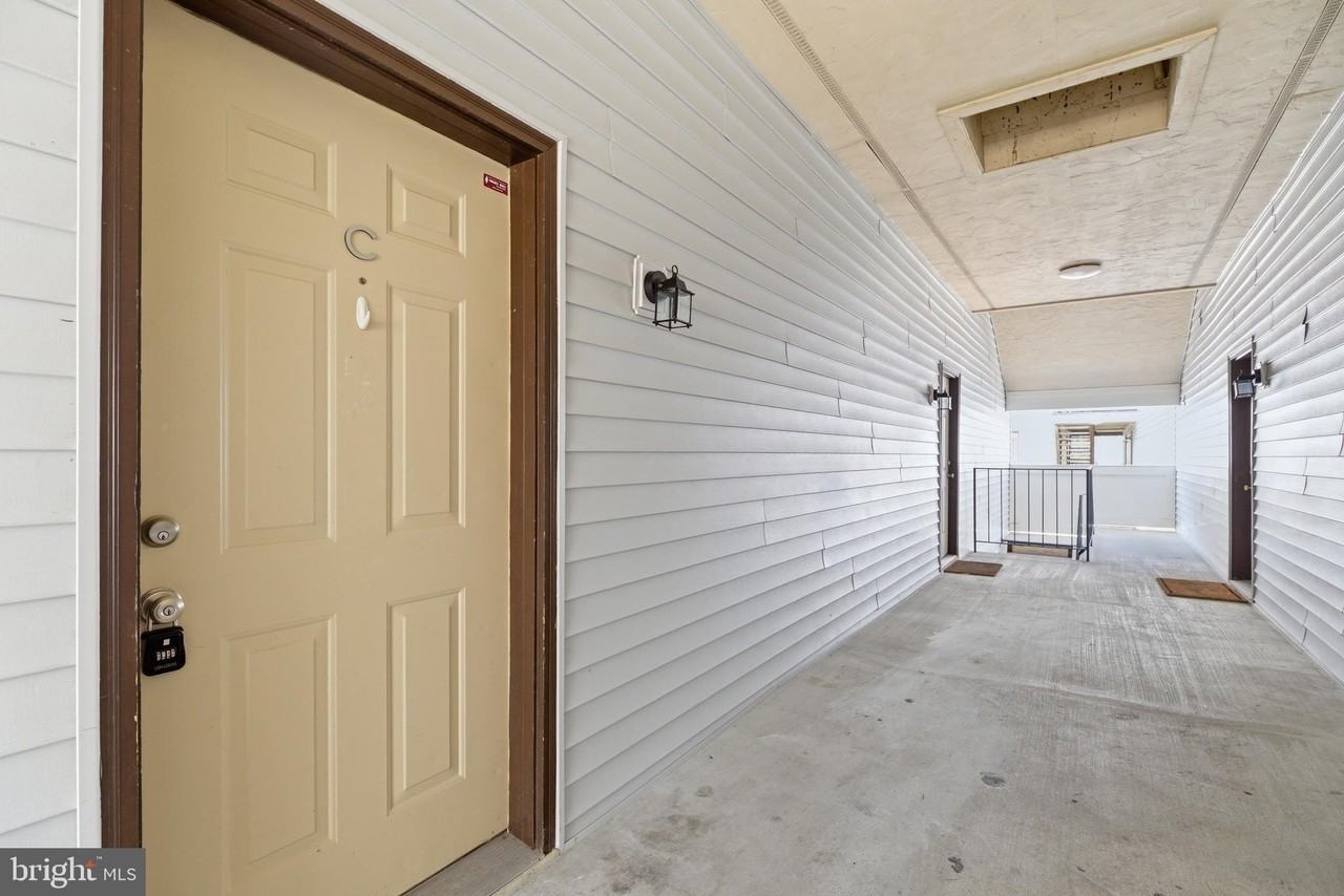 1647 Carriage House Ter Apt C - Photo 2 of 29