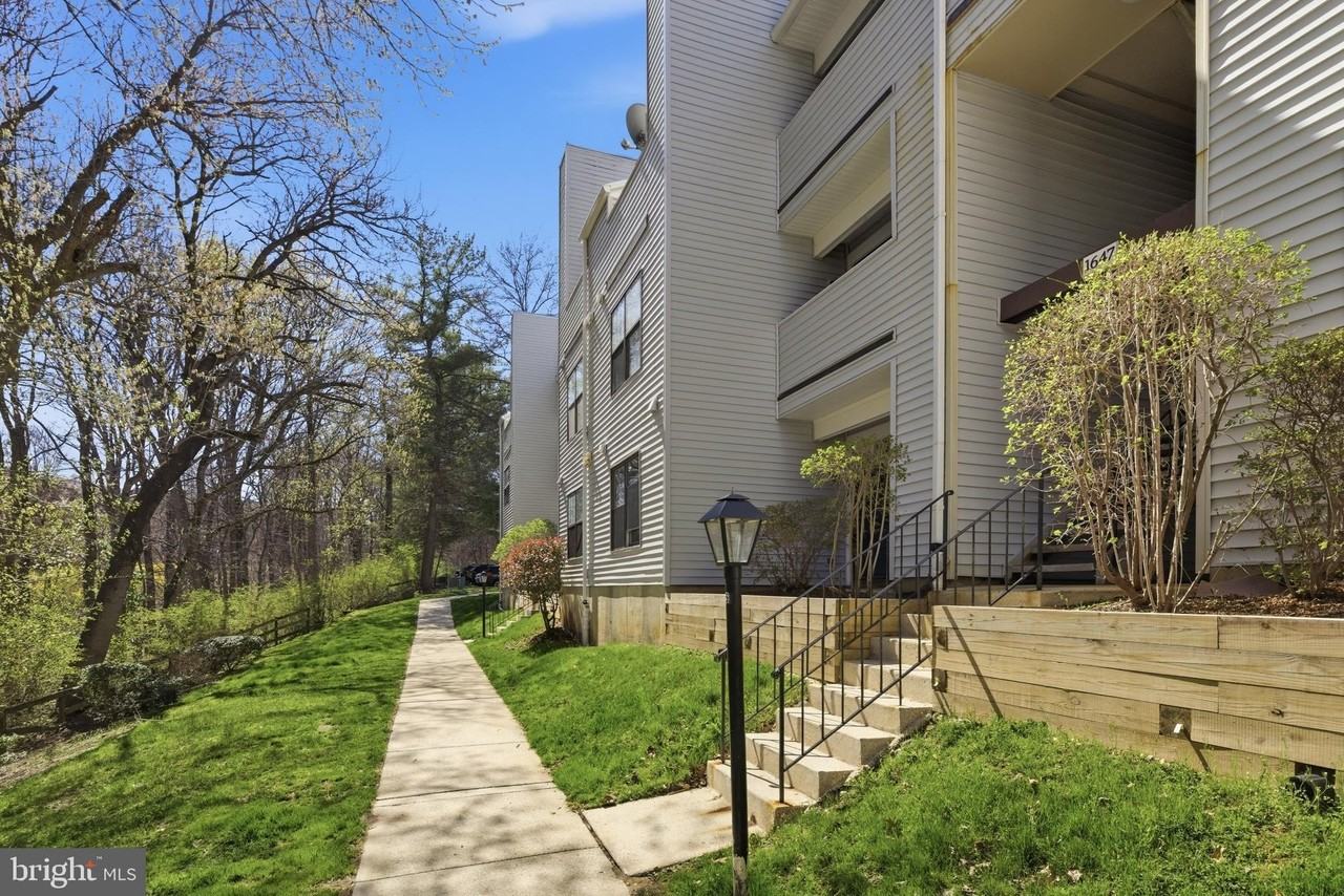 1647 Carriage House Ter Apt C - Photo 4 of 29