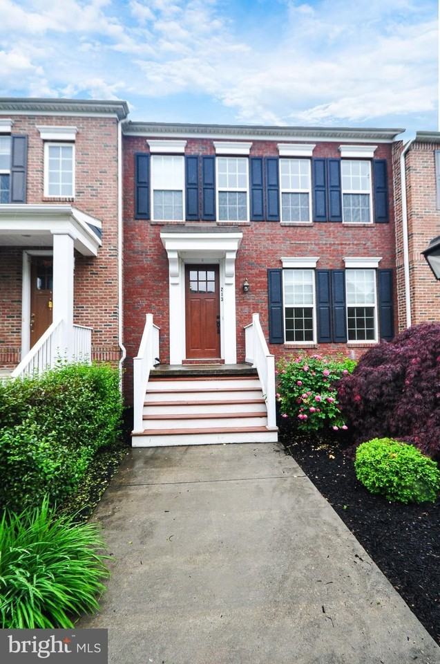 213 Shaw St - Photo 4 of 47