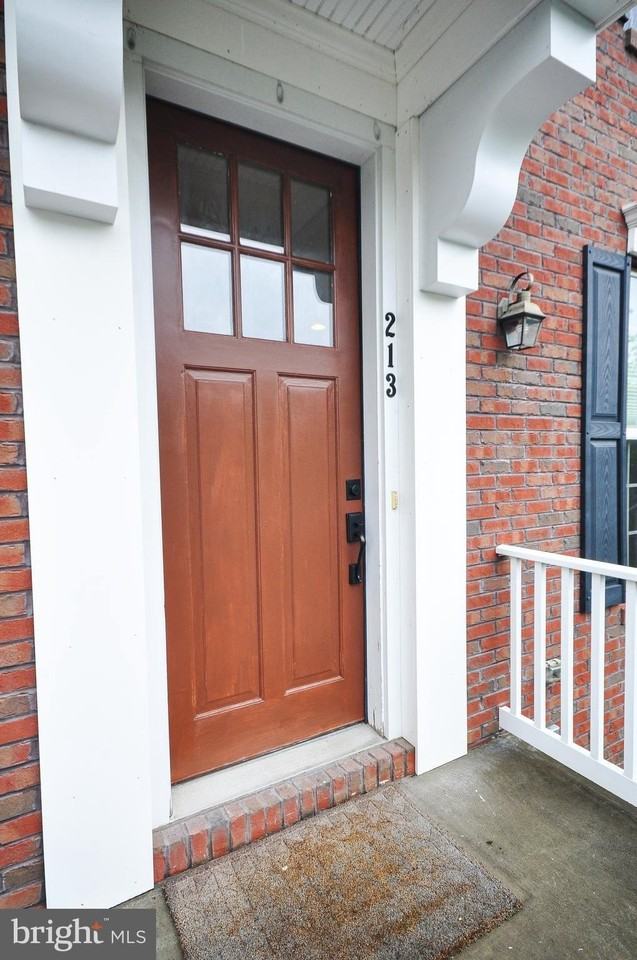 213 Shaw St - Photo 5 of 47