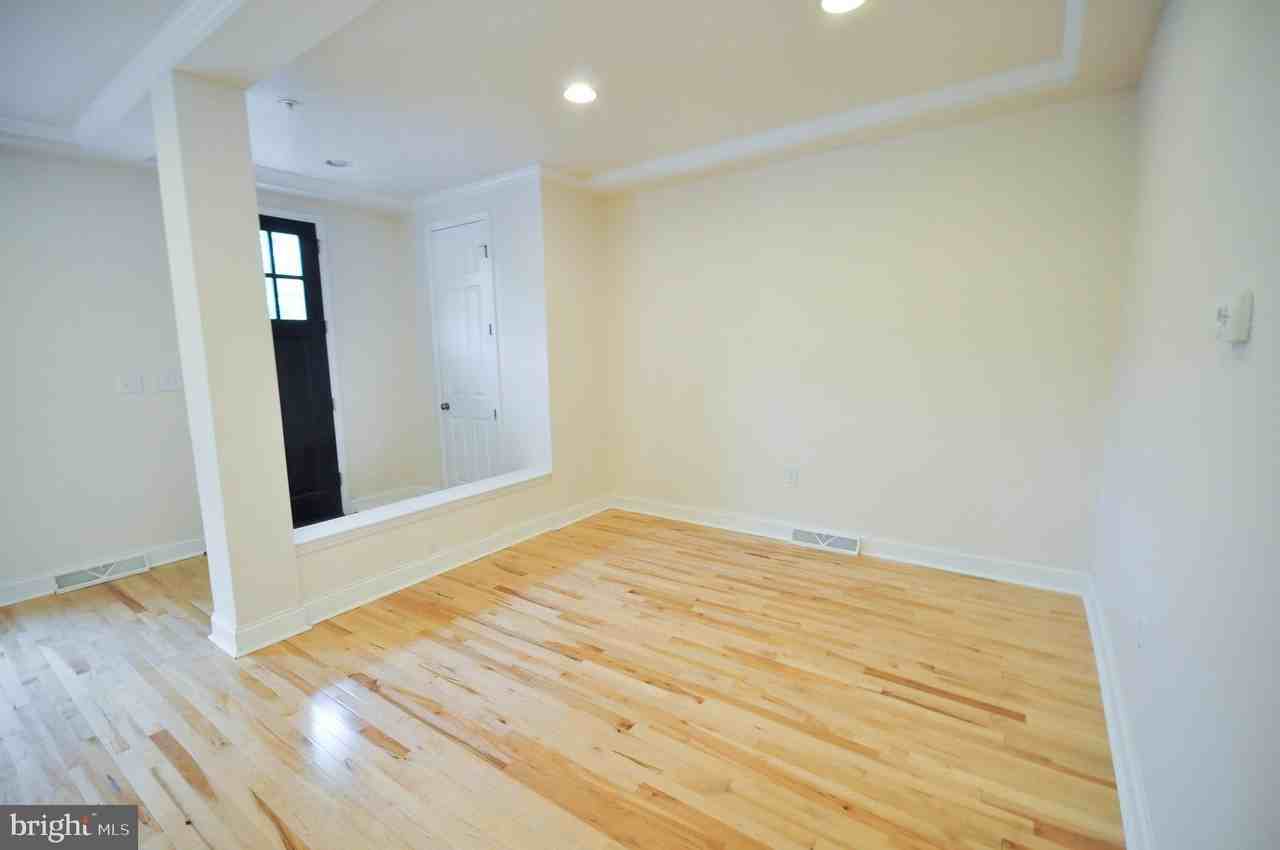 213 Shaw St - Photo 7 of 47