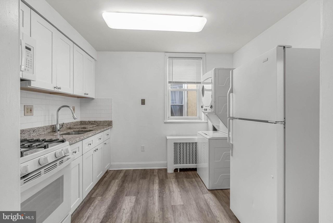 2440 Carpenter St #B - Photo 3 of 10