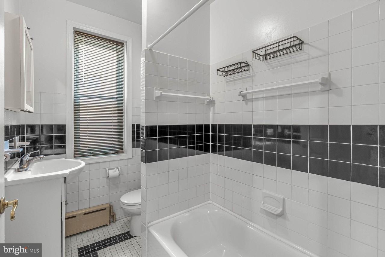 2440 Carpenter St #B - Photo 4 of 10