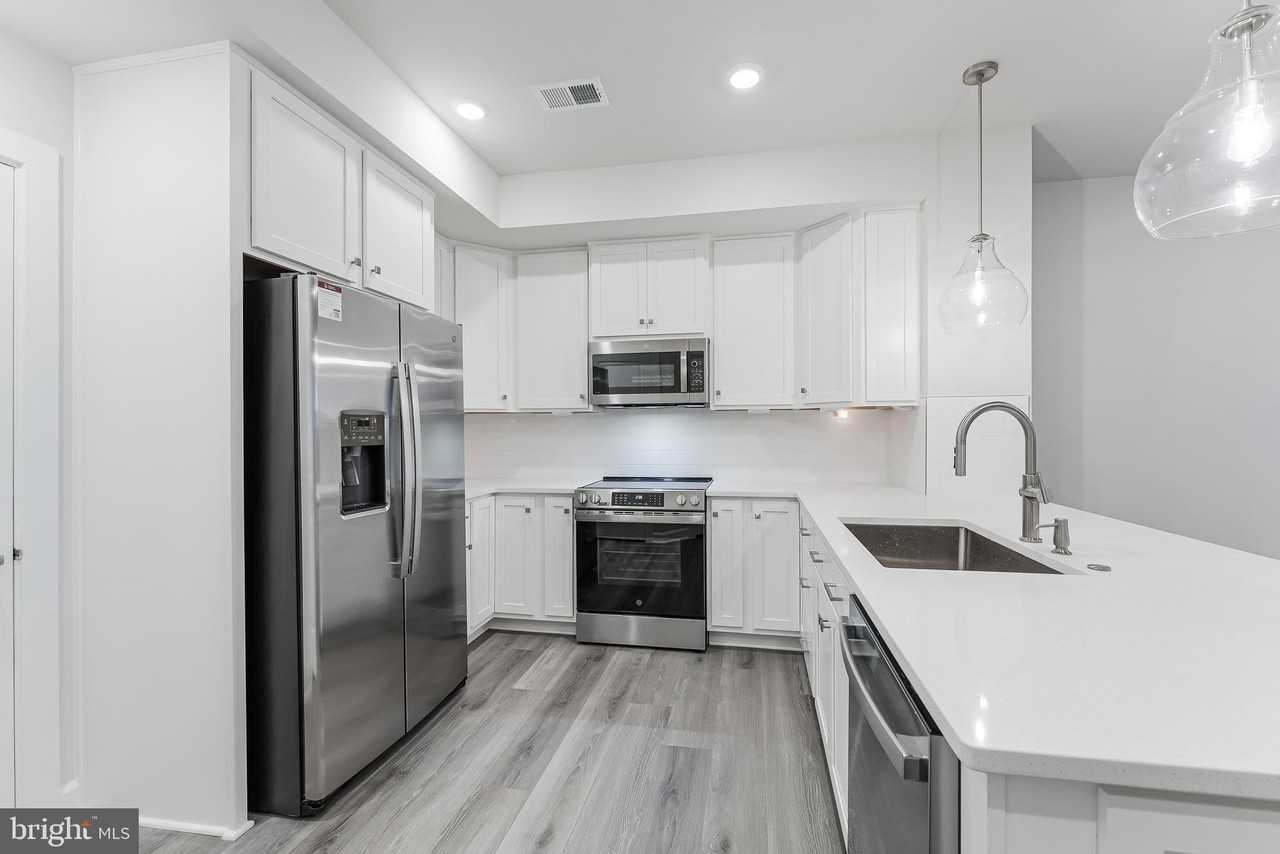 21815 Express Ter - Photo 3 of 37