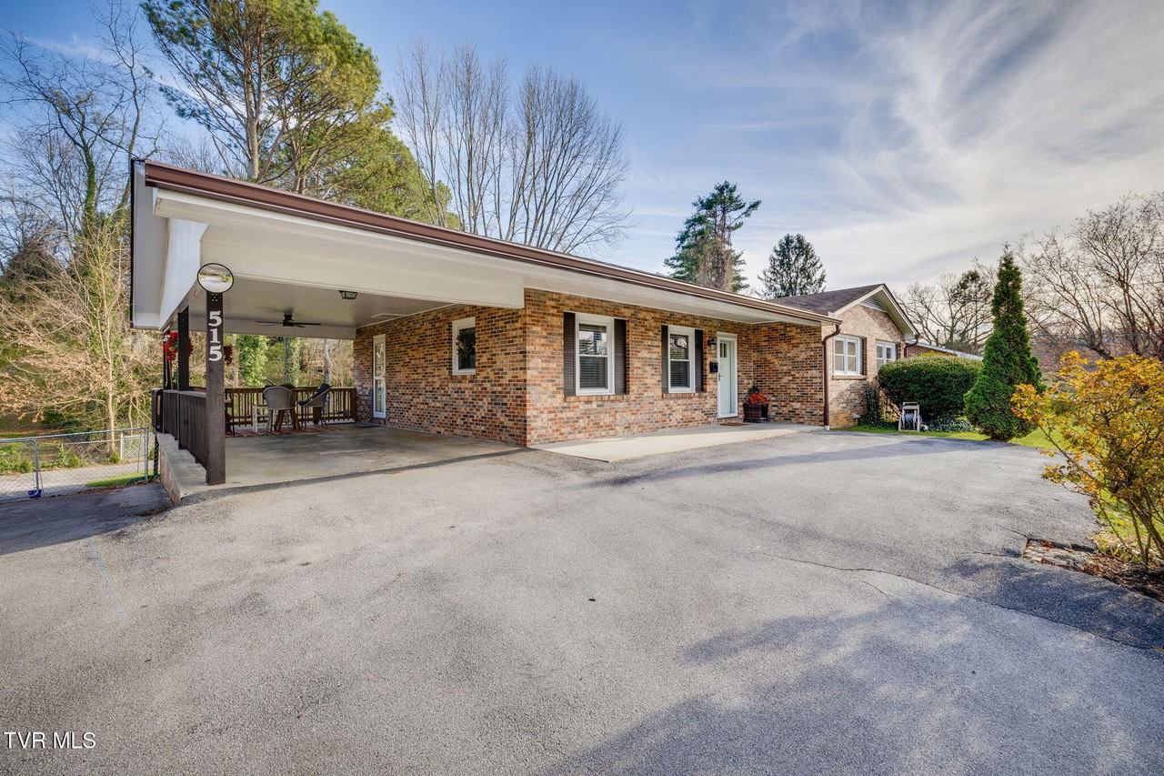 515 Ravenwood Dr - Photo 2 of 30