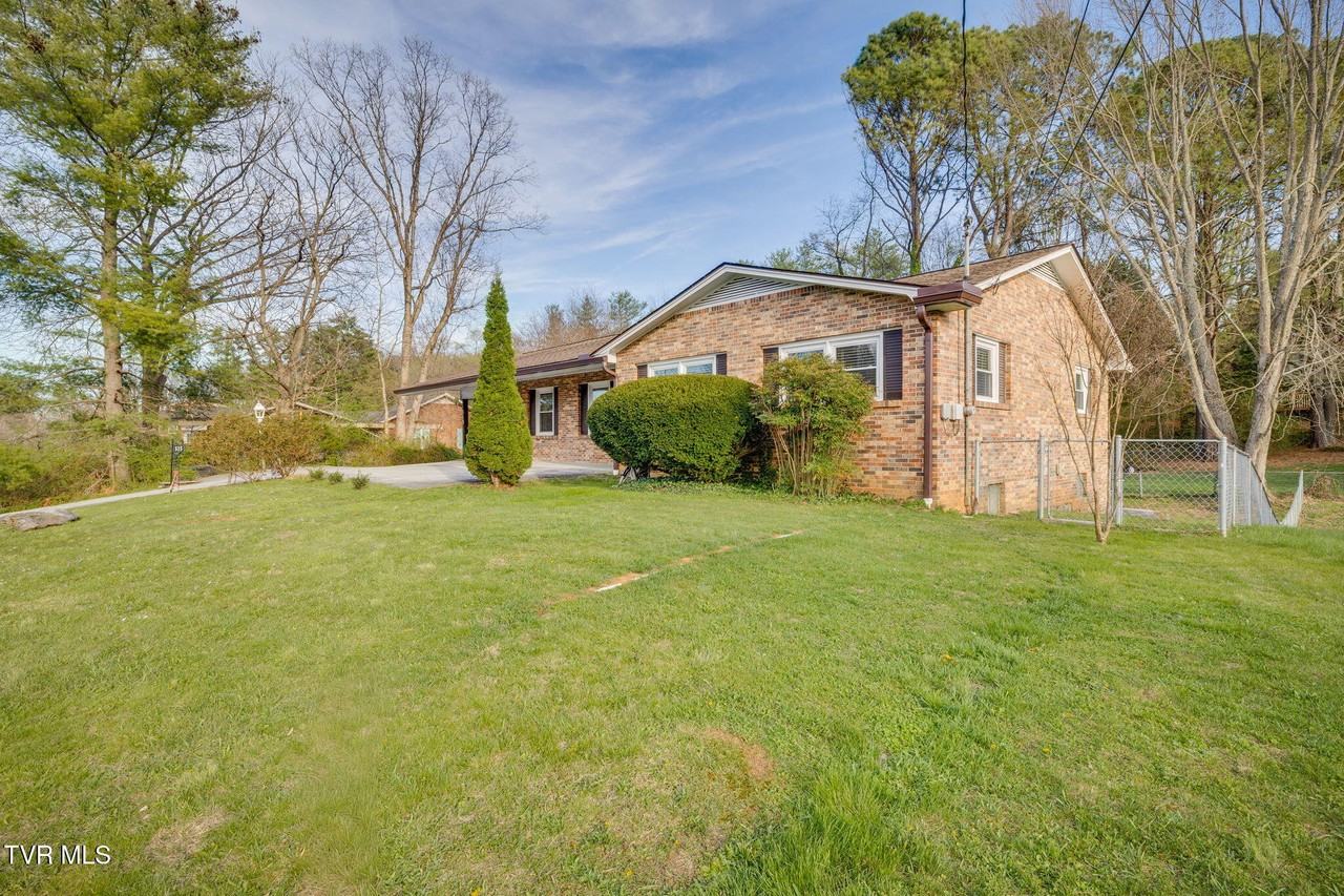 515 Ravenwood Dr - Photo 3 of 30