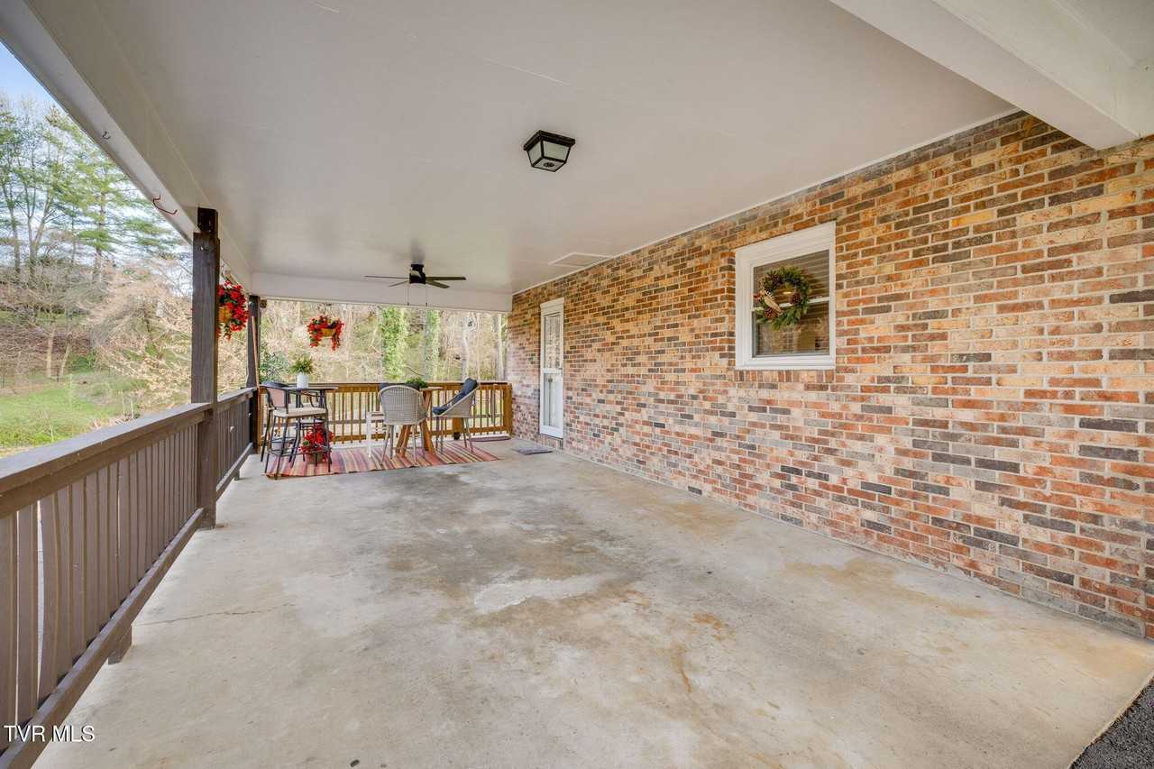 515 Ravenwood Dr - Photo 4 of 30