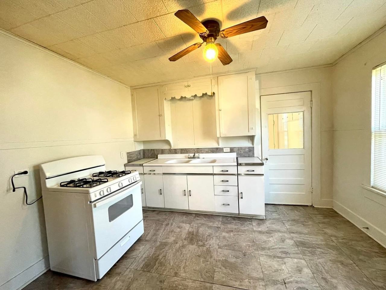 714 6th Ave Nw #1 - Photo 2 of 18