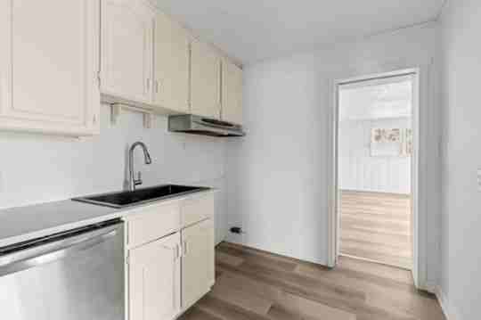 4037 Oak St #1 - Photo 4 of 9