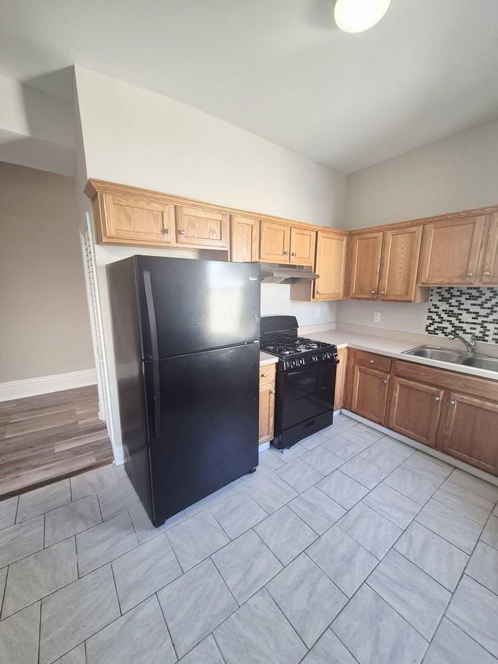 709 1/2 W Clay St #B - Photo 3 of 24