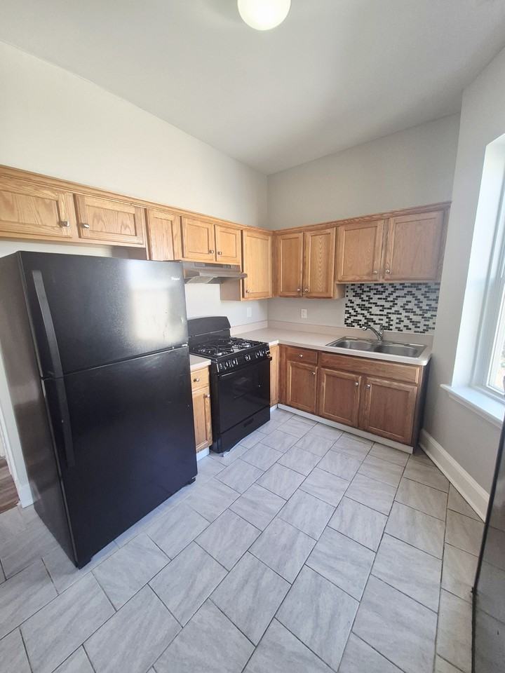 709 1/2 W Clay St #B - Photo 4 of 24