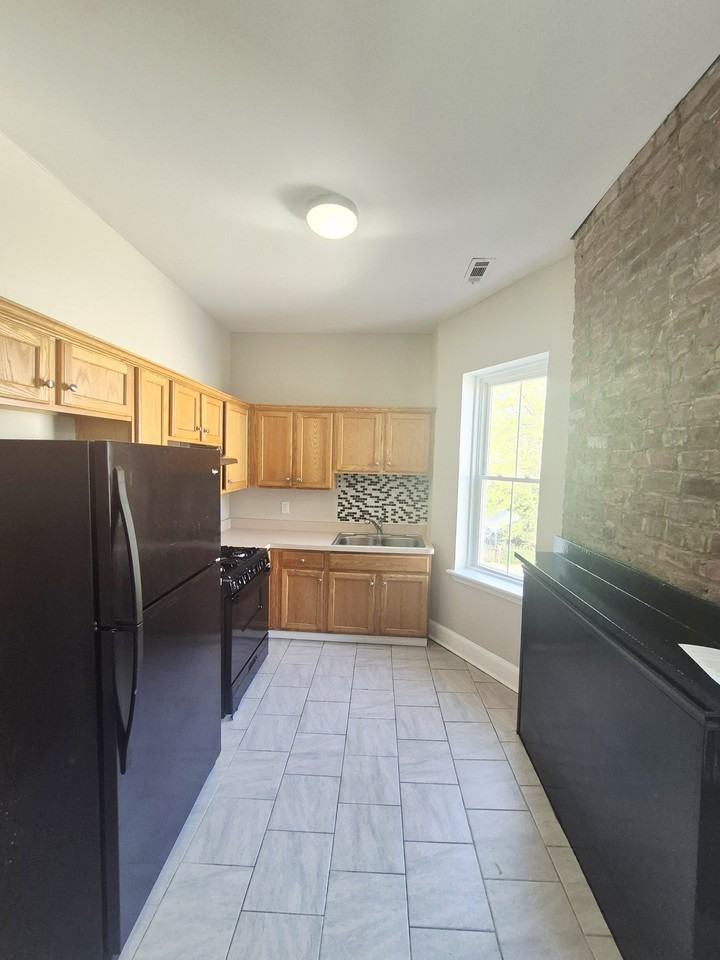 709 1/2 W Clay St #B - Photo 5 of 24