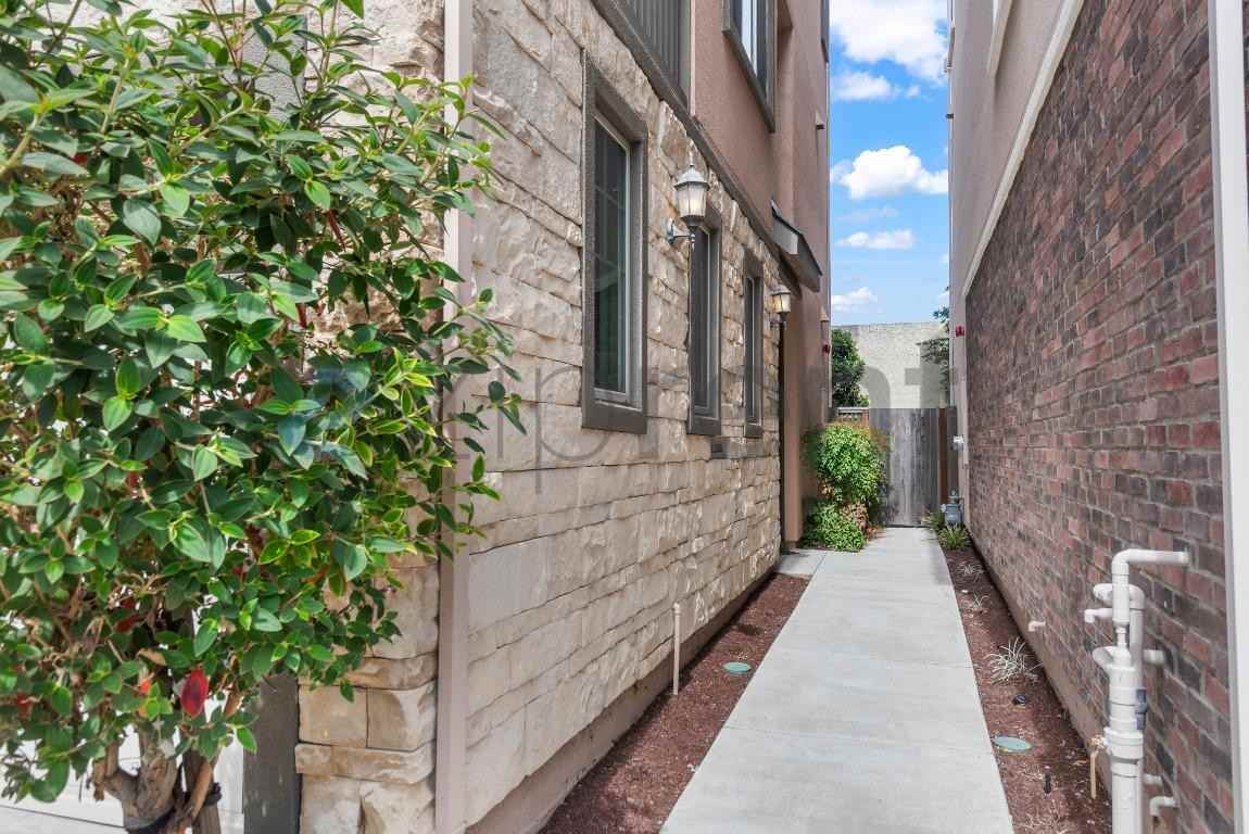 2954 Worthing Cmn - Photo 2 of 32