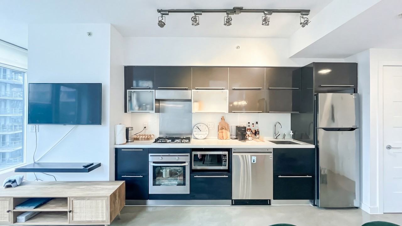 1252 Hornby Street #702 - Photo 3 of 14